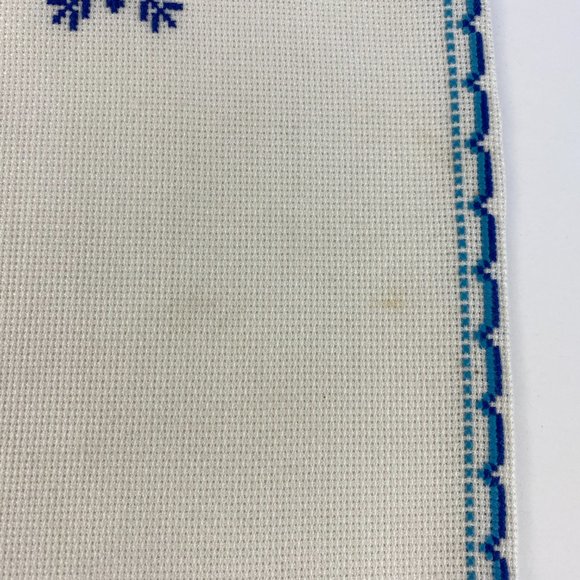 Vintage cross stitched table linen set of two, small square doilies - Picture 4 of 9